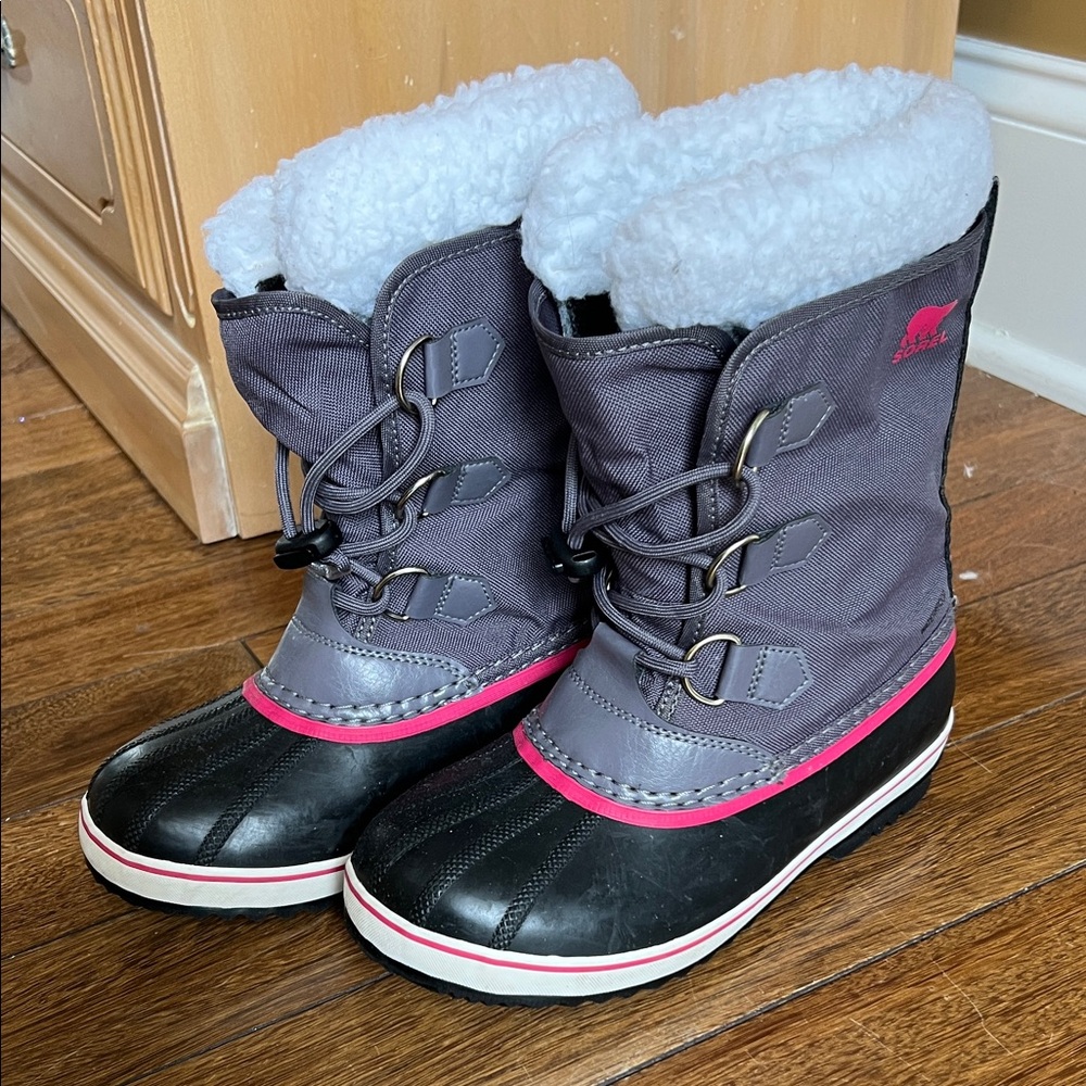Sorel Black and Gray Boots with Pink Accents Girls Youth 4